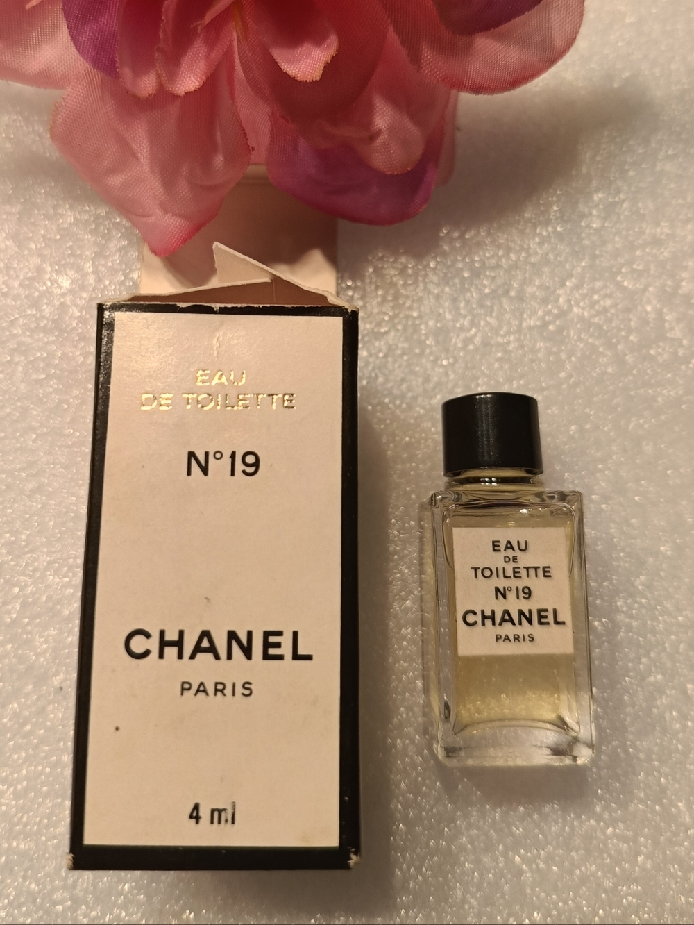 🌸CHANEL collectible iconic vintage Mini Perfume No.19 & Coco ( full bottles) - Picture 3 of 5